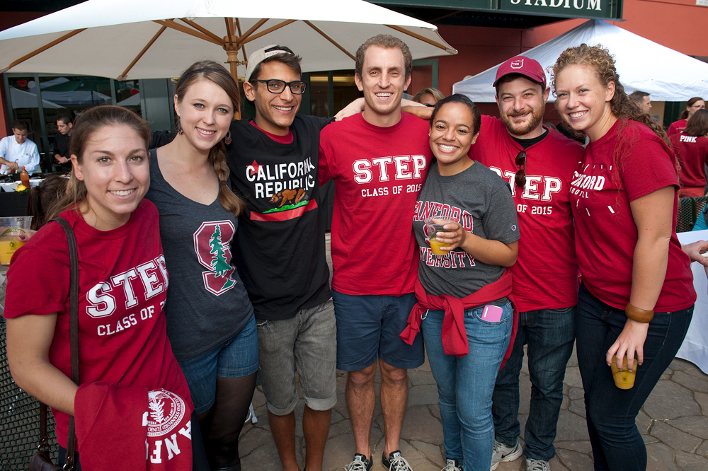 Photo of alumni and/or students at a GSE tailgate event.
