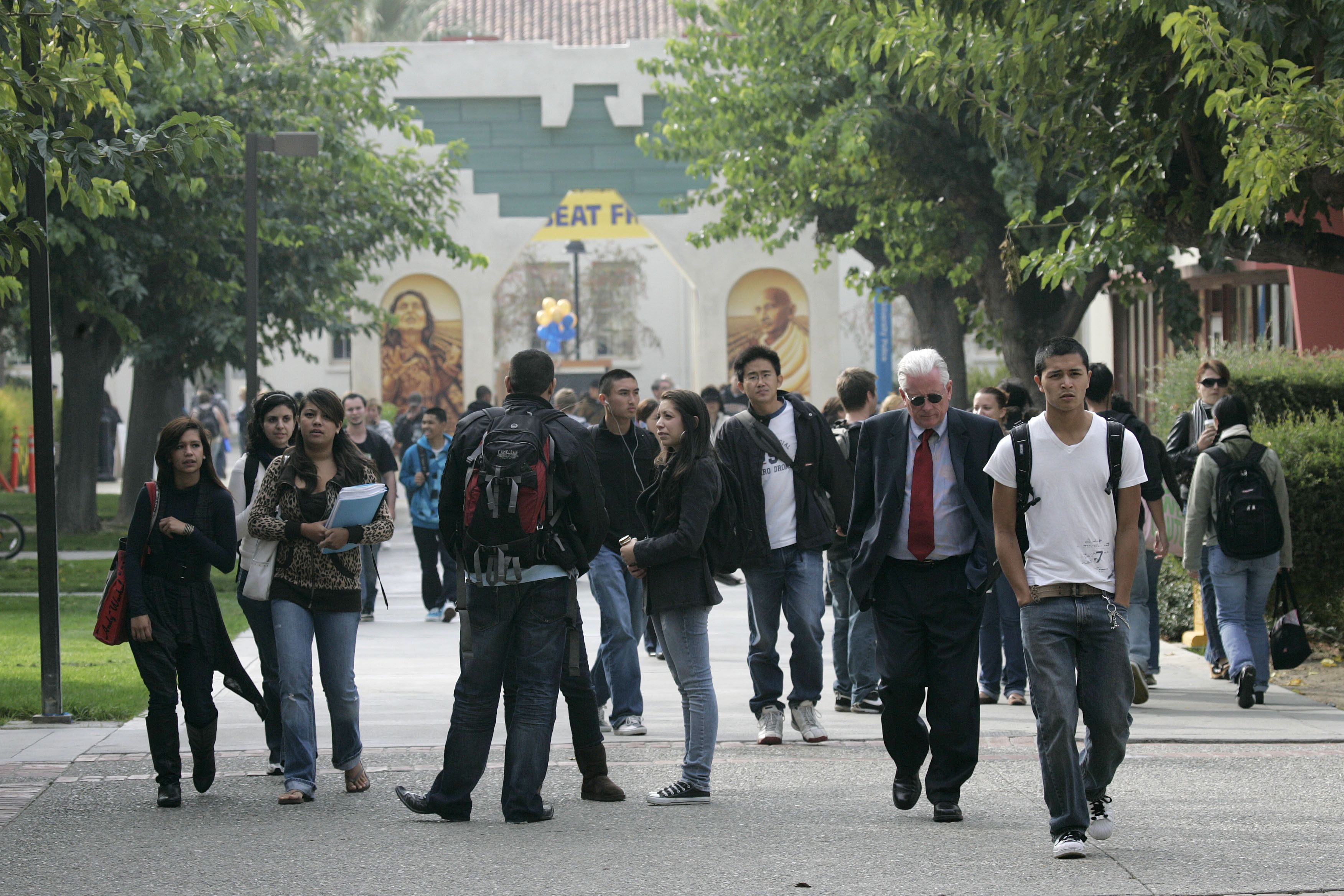 Students cross the campus at San José State, which plays a vital role in Silicon Valley. (© AP/Marcio Jose Sanchez)