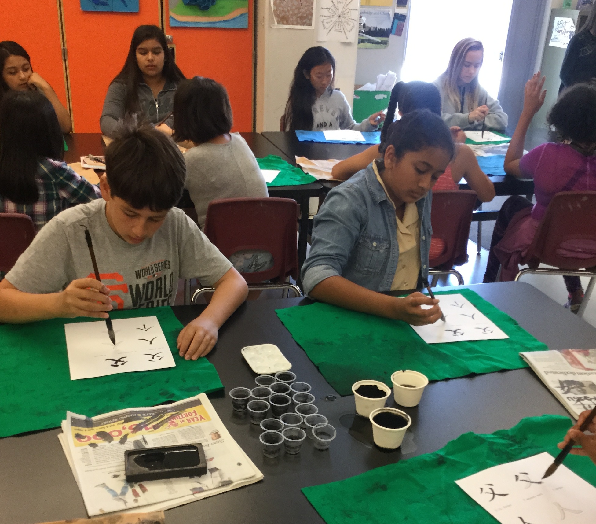 Middle school students learn Chinese calligraphy in a California World Languages Project immersion class. (Photo: Hélène Chan) 