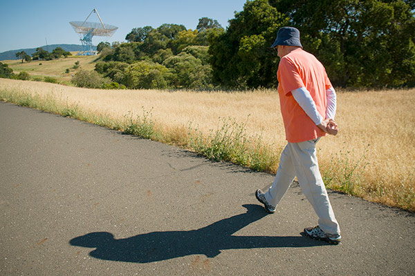 Many people claim they do their best thinking while walking. A new study finds that walking indeed boosts creative inspiration. (Photo: Linda A. Cicero / Stanford News Service)