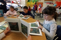 Según un estudio, es probable que los niños que aprenden a leer en español no necesiten algunas de las lecciones de preparación que reciben los niños aprendiendo a leer en inglés. (Fotografía: Marcio José Sánchez/AP)