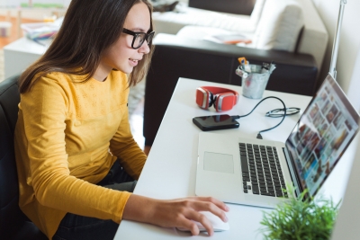 Stanford education scholars find many students have trouble judging the credibility of online news. (Photo: iStock/Dinic)