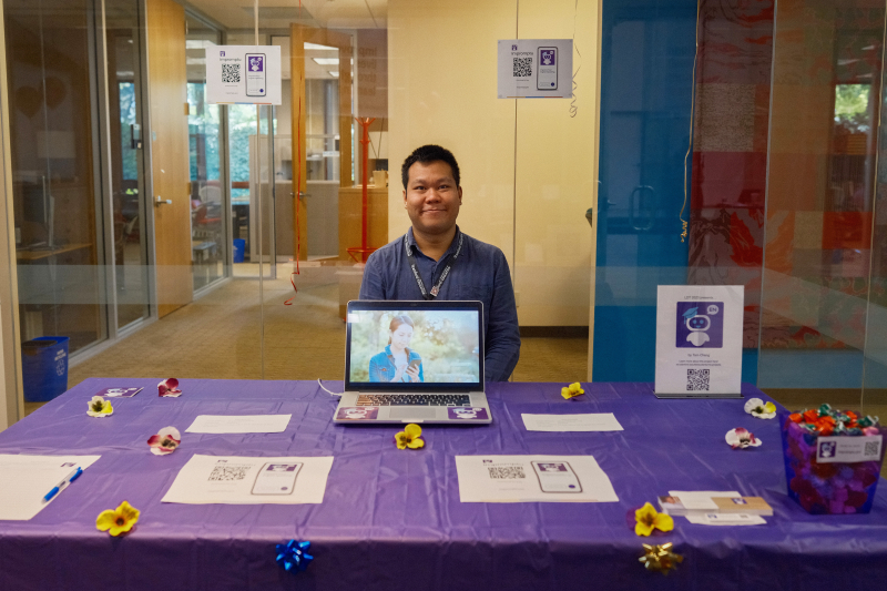 Tom Cheng presents his app, Impromptu, which helps students practice speaking English. (Photo: Ryan Zhang)