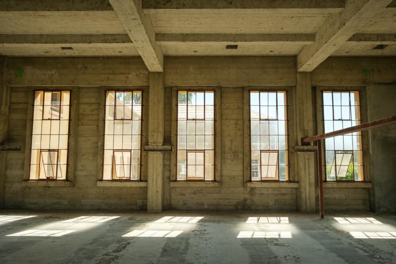 A  view of GSE construction facing the former Cubberley Library, which will become a gathering space. (Photo: Ryan Zhang)