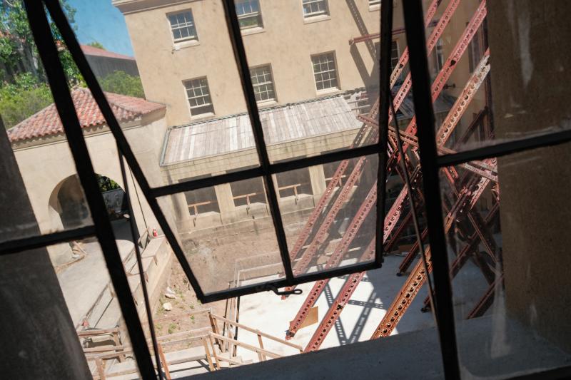 The construction team created a sizable concrete slab and structural support to brace the north wall when the central core of the building was removed. The sunken garden will occupy the space after construction of the new central core. (Photo: Ryan Zhang)