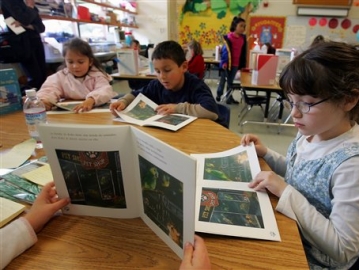The path to reading in English and Spanish are not the same, study finds (Photo: Marcio Jose Sanchez/AP)