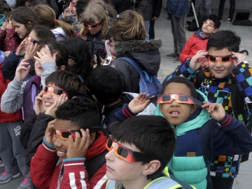 Picture of children looking at an eclipse in Spain. (Getty 