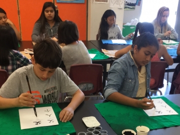 Middle school students learn Chinese calligraphy in a California World Languages Project immersion class. (Photo: Hélène Chan) 