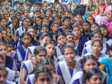 Students at Zilla Parishad High School, in the south Indian metropolis of Hyderabad, gather to watch an educational video about HIV/AIDS. (Photo: TeachAIDS)