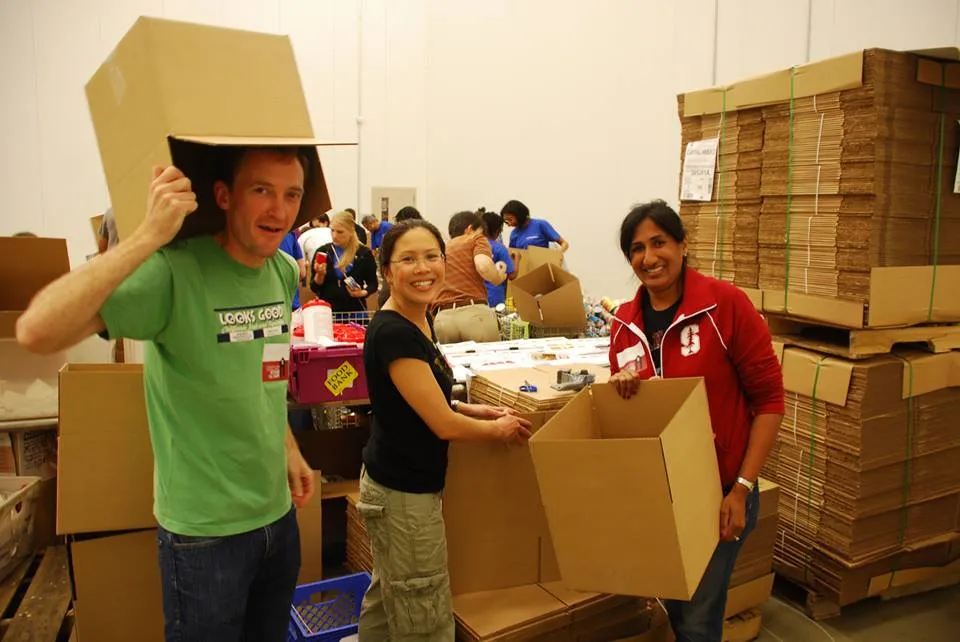GSE Alumni pull together at a Washington D.C. food bank
