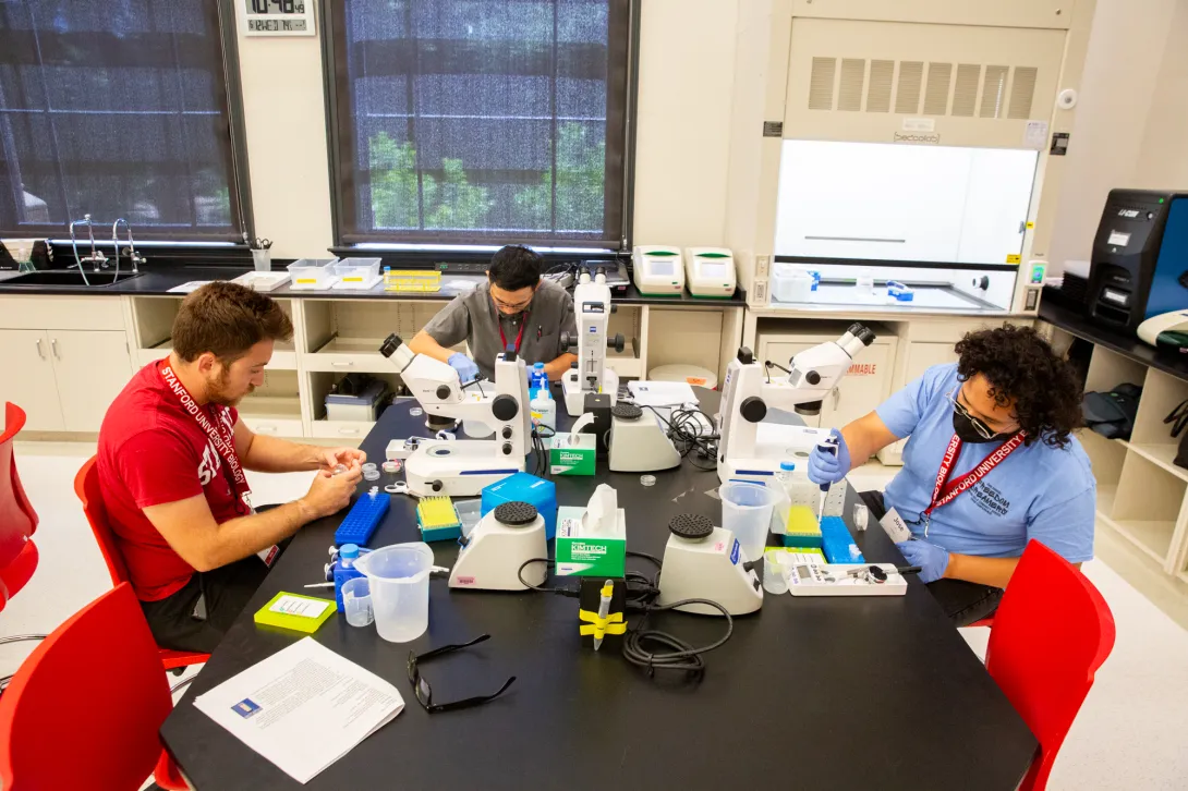 Teachers work with scientific instruments in the lab.